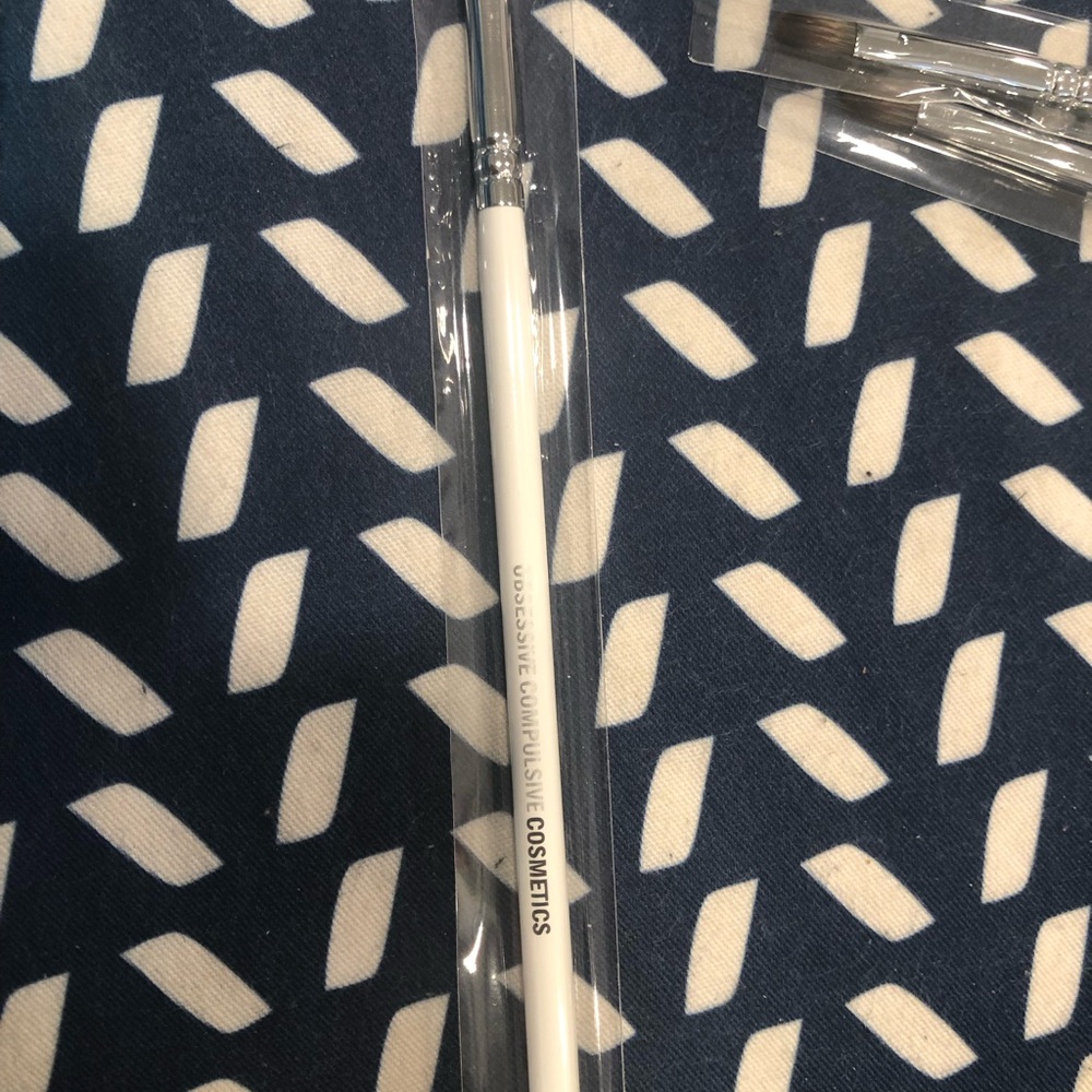 Obsessive Compulsive Cosmetics Makeup Brush (3)
